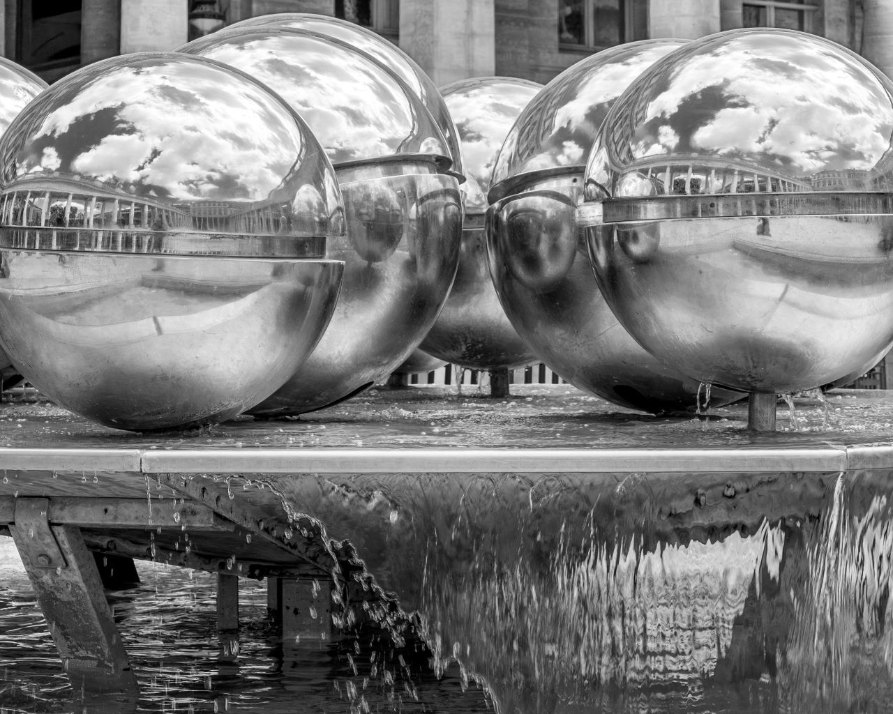 Большие металлические шары у воды