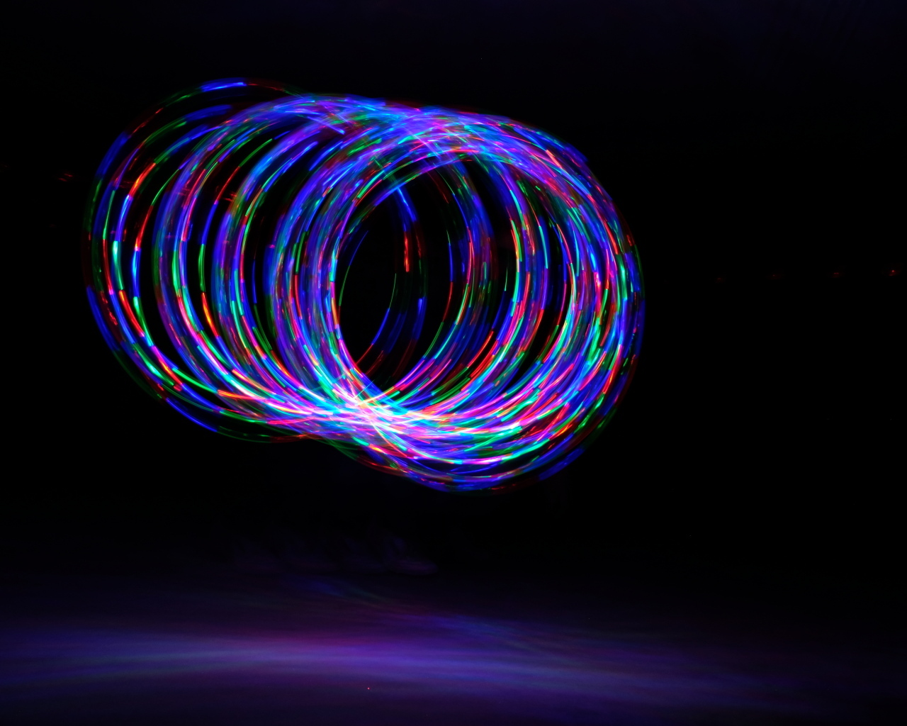 Неоновые кольца на черном фоне