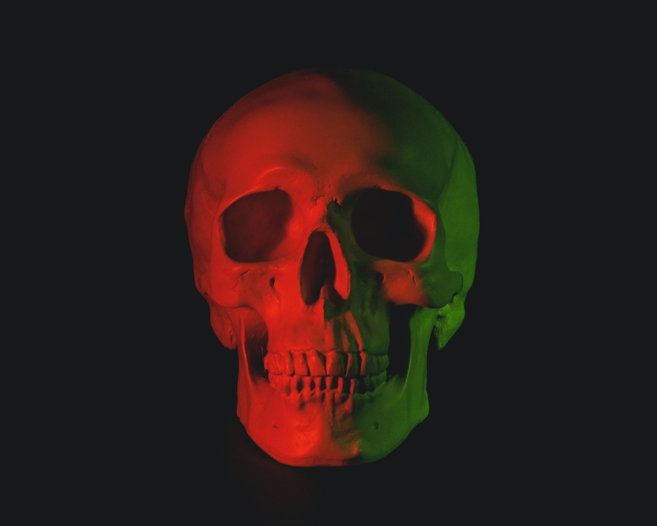 Череп в красном свете на черном фоне