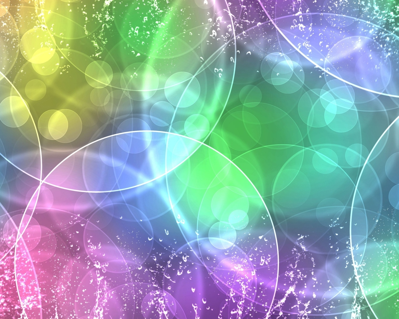 Брызги воды на абстрактном фоне с бликами