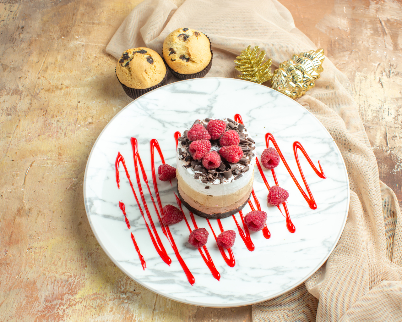 Пирожное три шоколада с ягодами малины