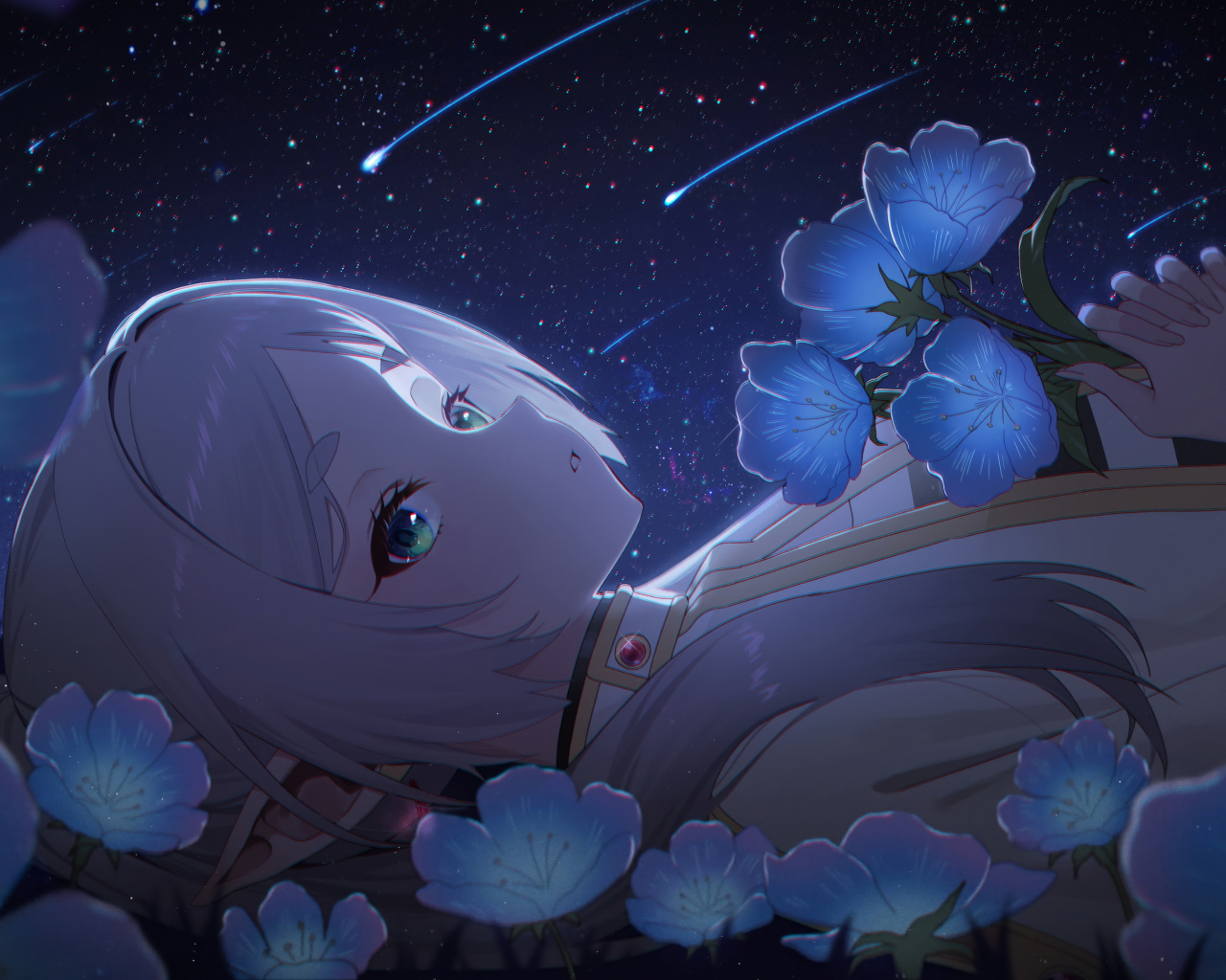 Девушка аниме лежит на земле с голубыми цветами