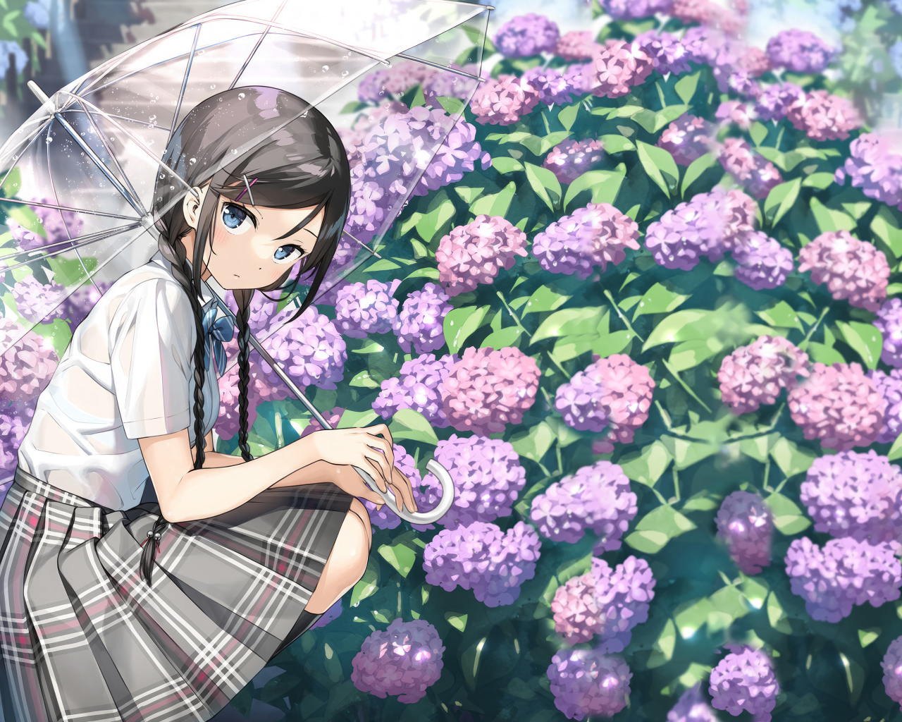 Милая девушка аниме с зонтом у кустов с цветами