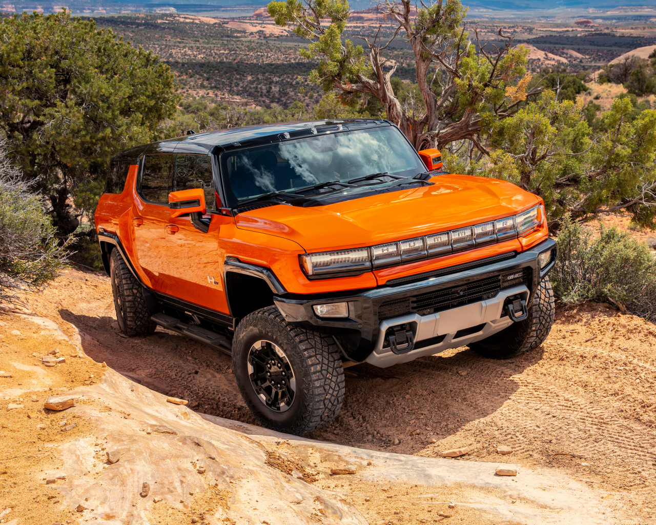 Внедорожник GMC Hummer EV 2024 года в горах