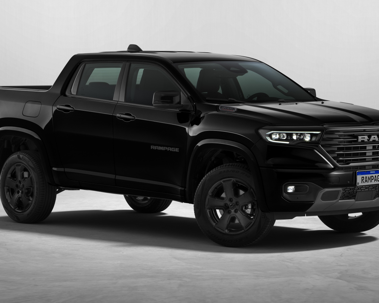 Большой автомобиль Ram Rampage Laramie Night Edition 2024 года