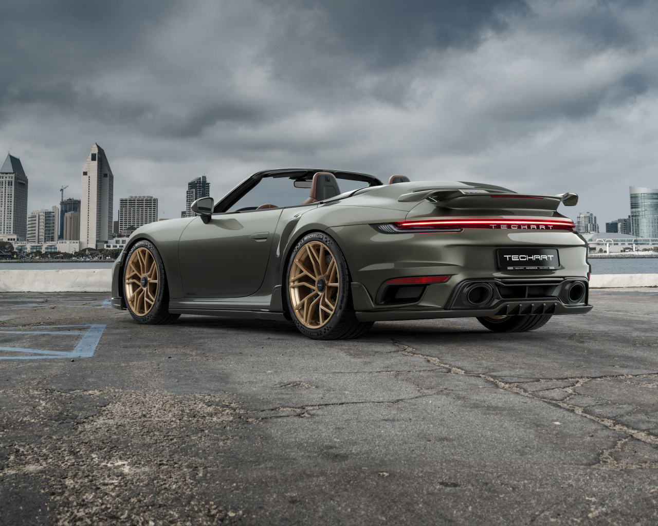 Автомобиль TechArt GTsport Cabrio 2024 года на фоне города