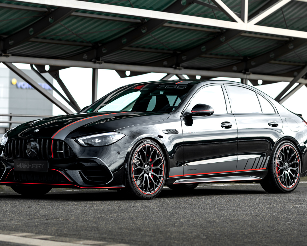 Черный автомобиль Manhart CRE 700 2024 года