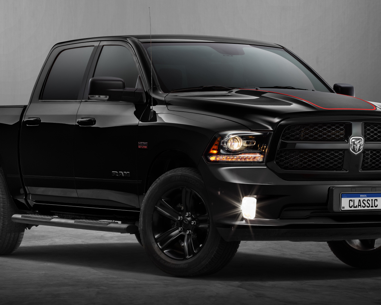 Черный пикап Ram Classic RT Crew Cab 2024  года