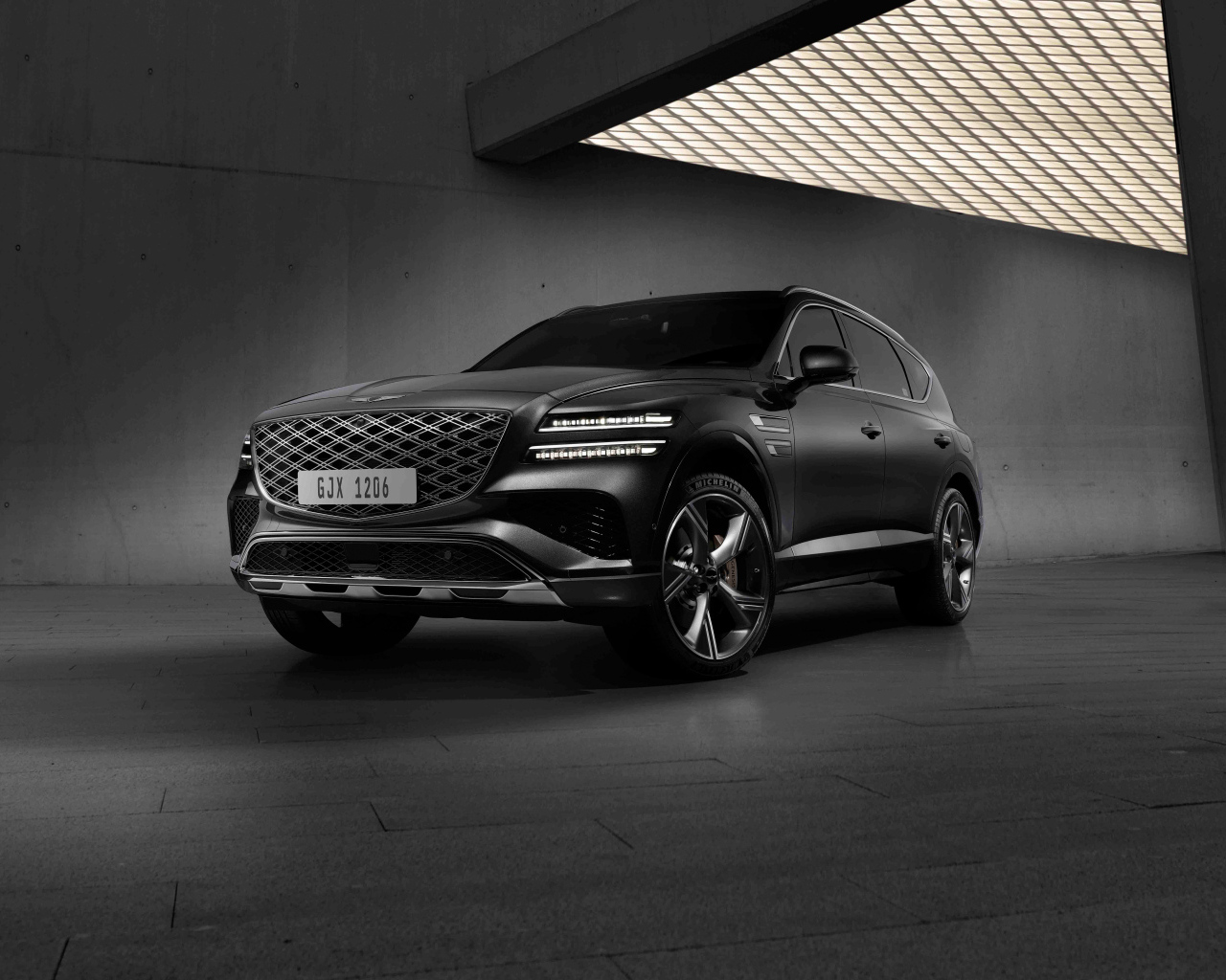 Черный автомобиль  Genesis GV80 AWD в здании