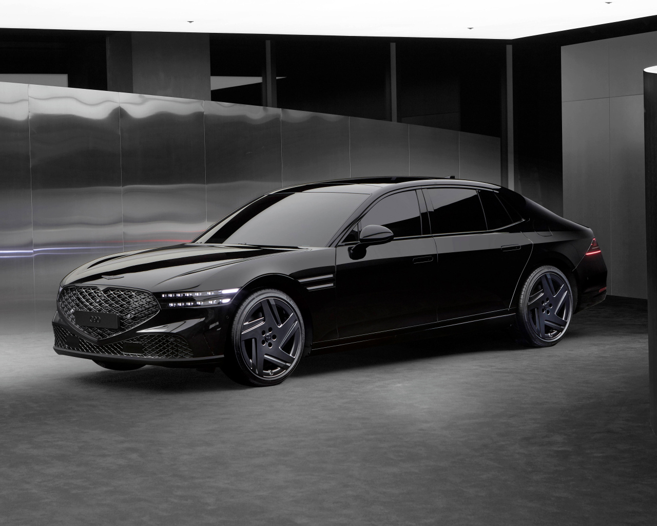 Черный дорогой автомобиль Genesis G90 Black 2024 года в гараже