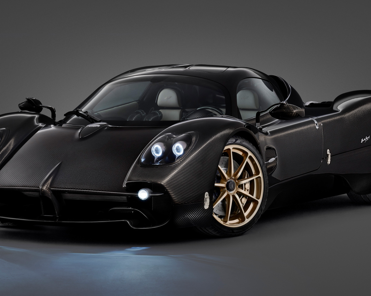 Черный быстрый автомобиль Pagani Utopia