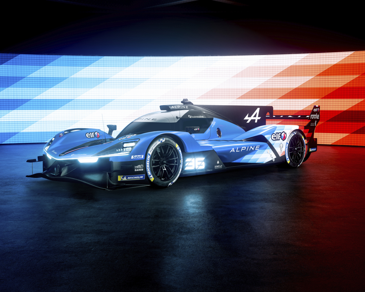 Синий гоночный автомобиль Alpine A424 2024 года