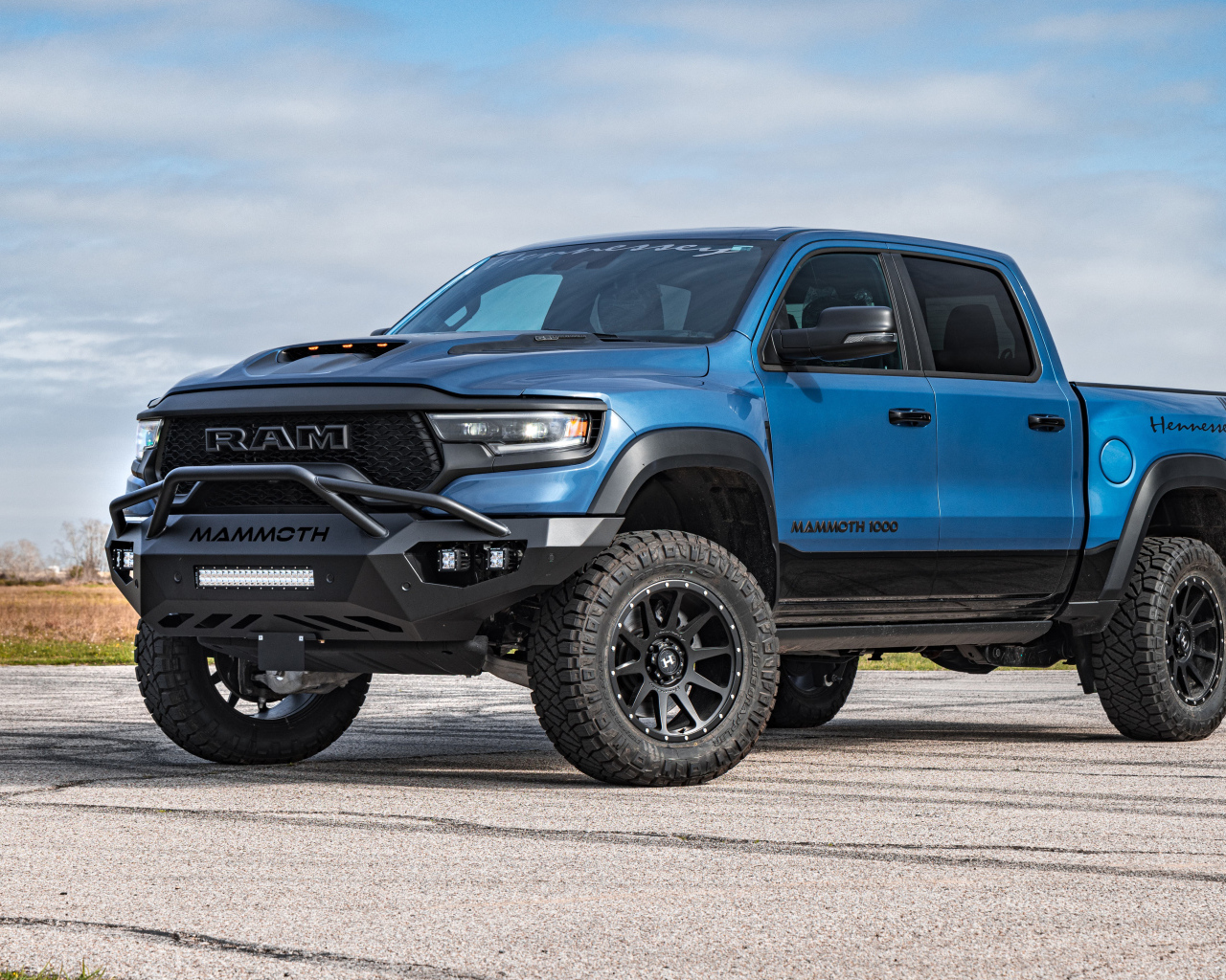 Синий автомобиль Hennessey Mammoth 1000 Last Stand 2024 года