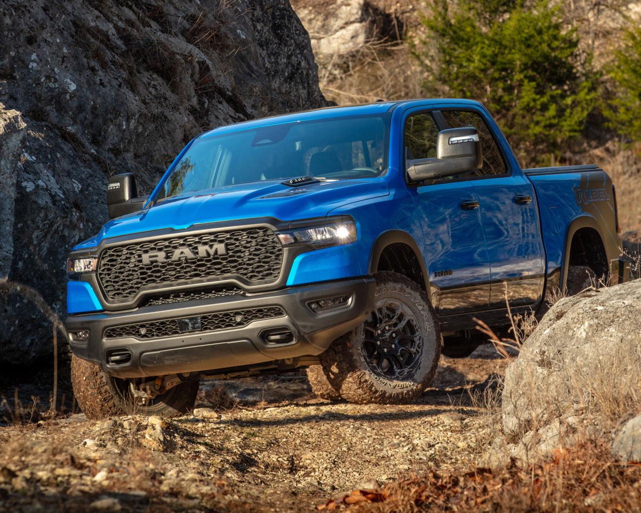 Синий пикап Ram 1500 Rebel Crew Cab 2025 года