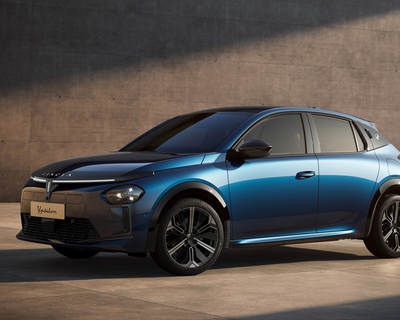 Синий автомобиль Lancia Ypsilon Edizione Limitata Cassina 2024 года