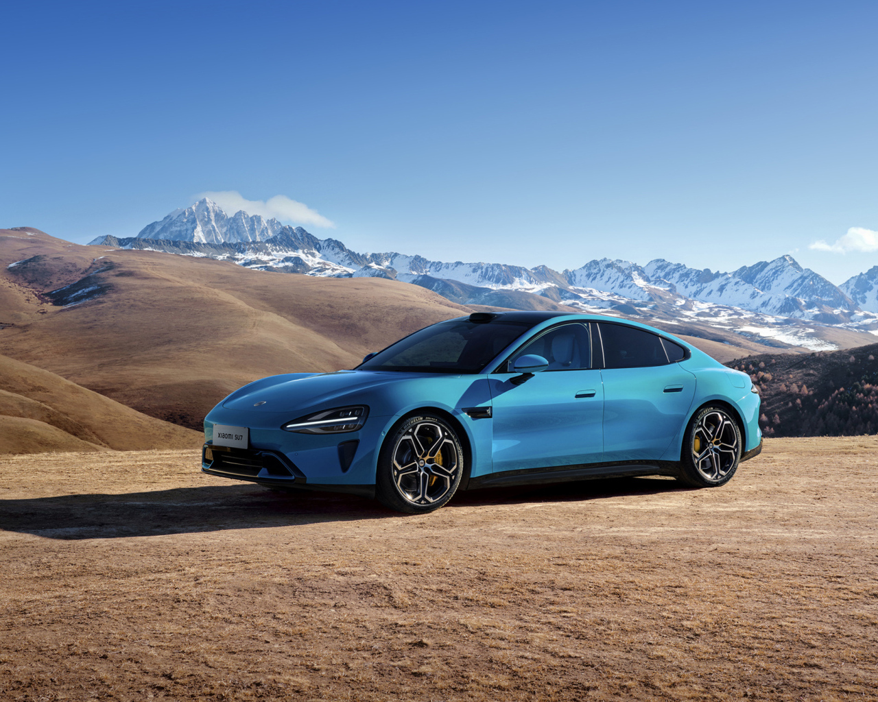 Синий автомобиль Xiaomi SU7 2024  года