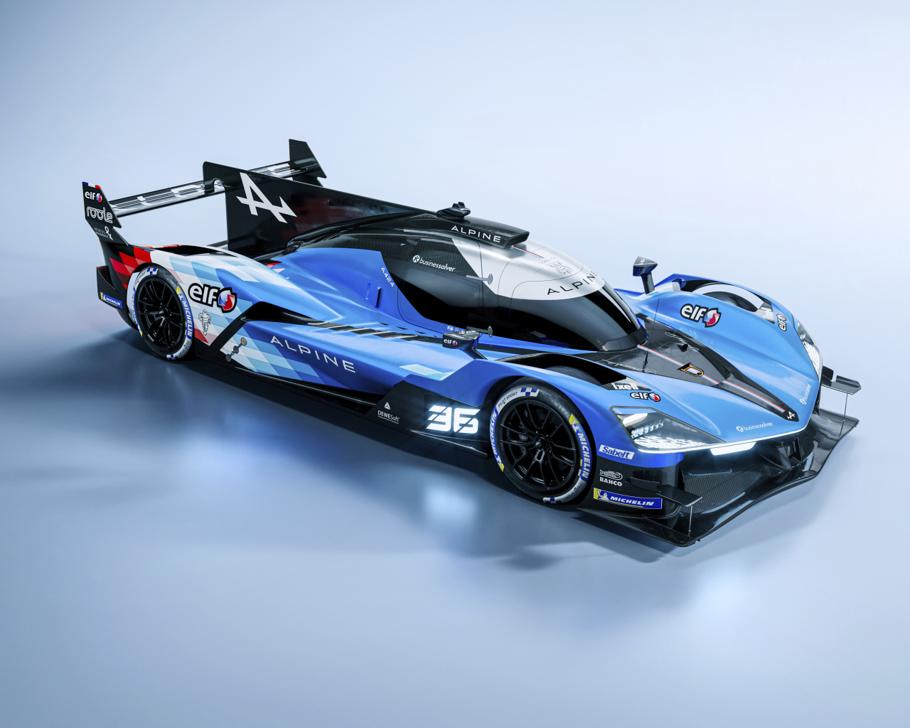 Дорогой быстрый автомобиль Alpine A424 2024 года на сером фоне