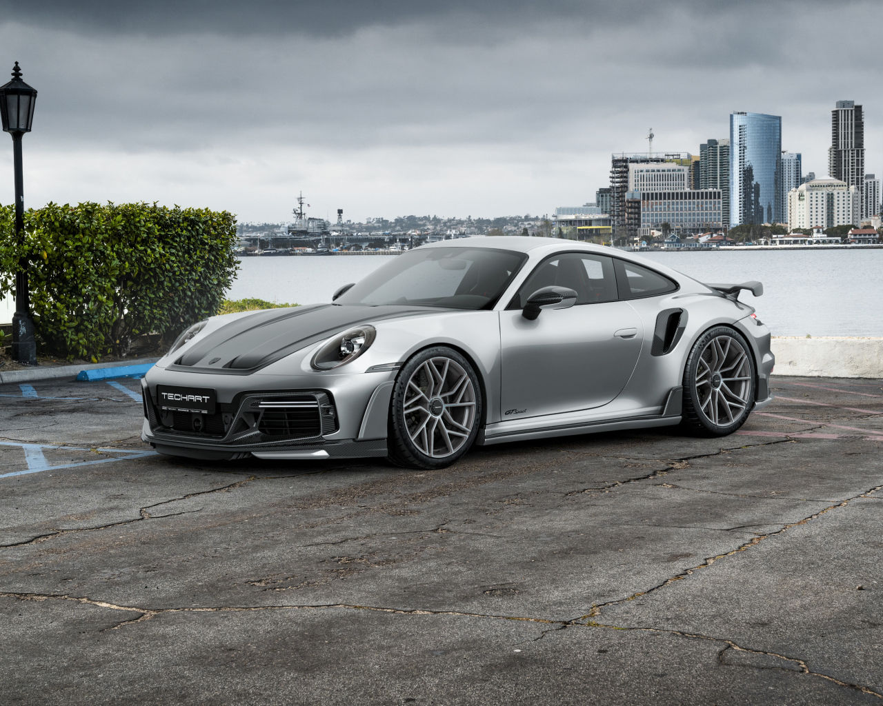 Быстрый серебристый автомобиль TechArt GTsport 2024 года