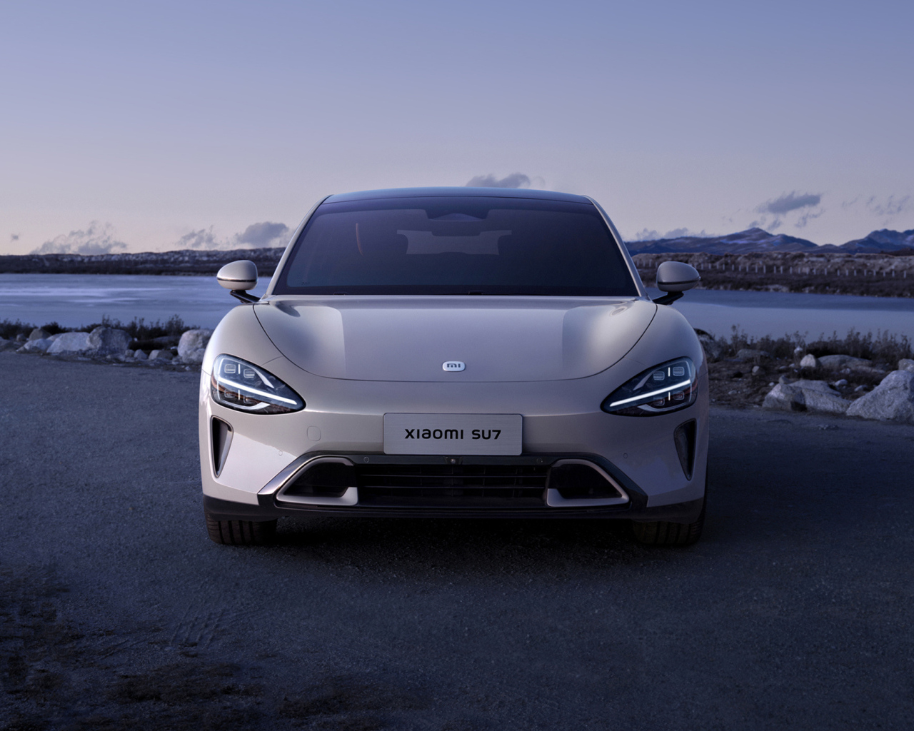 Вид спереди на автомобиль Xiaomi SU7 2024 года