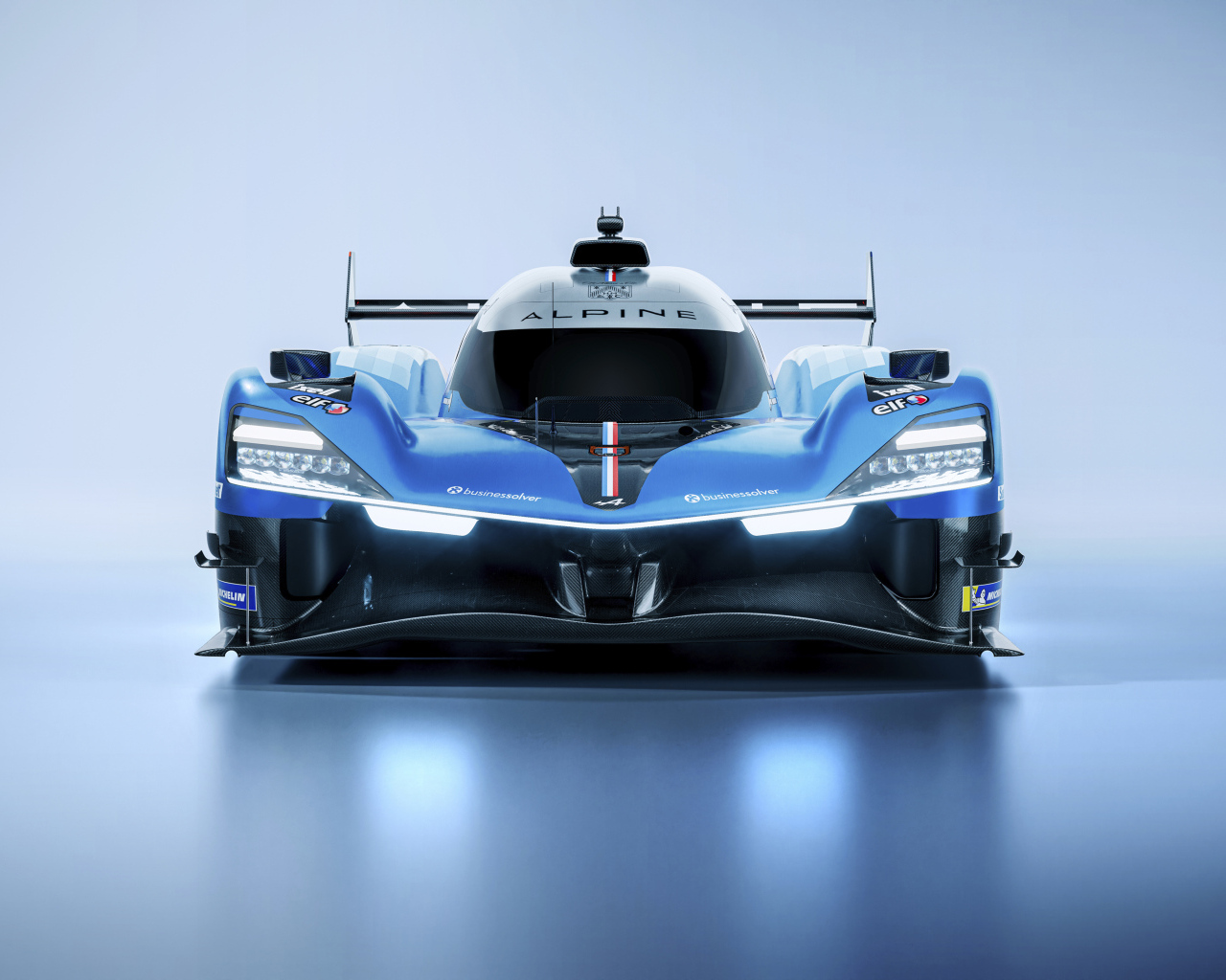 Вид спереди на гоночный автомобиль Alpine A424 2024 года