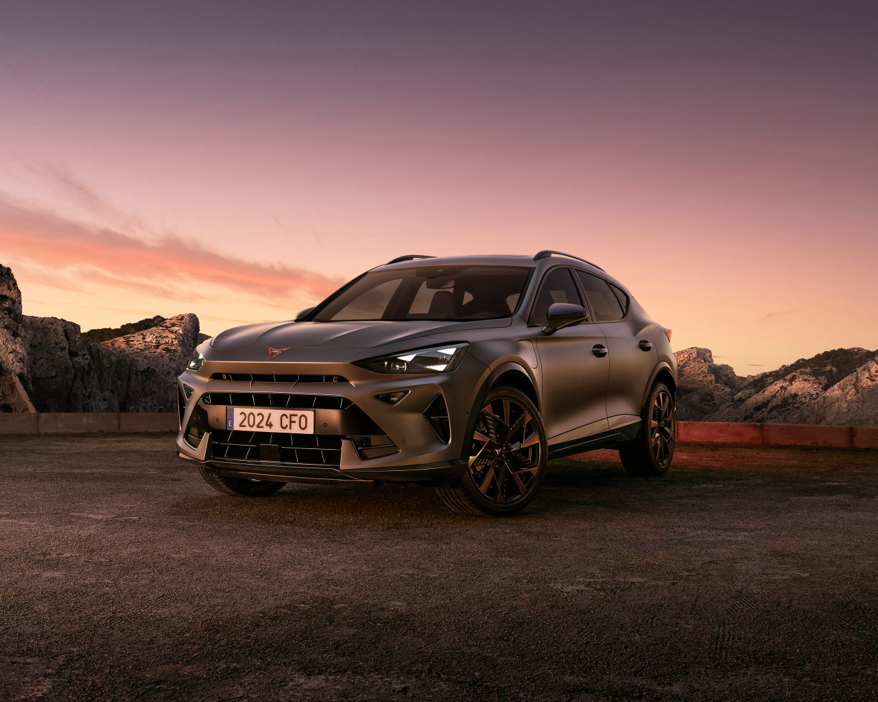 Вид спереди на автомобиль Cupra Formentor EHybrid 2024 года