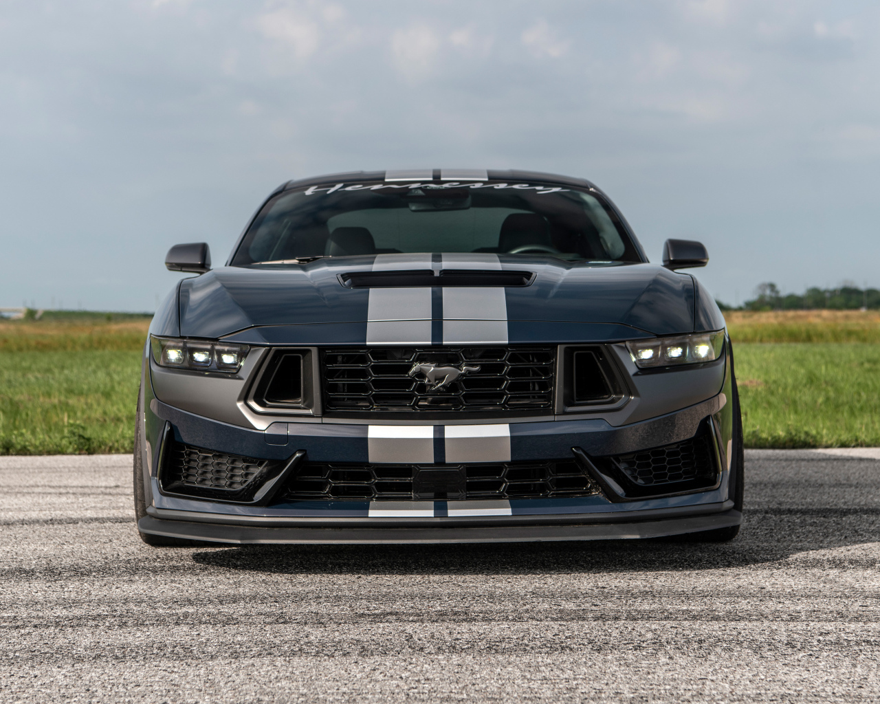 Вид спереди на быстрый автомобиль Hennessey H850 Mustang Dark Horse 2024  года