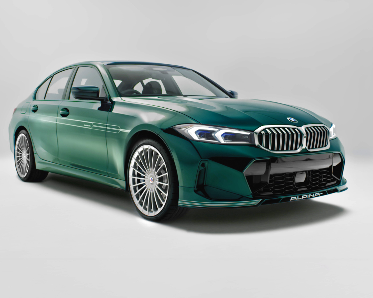 Зеленый автомобиль Alpina B3 50 Years Of BMW