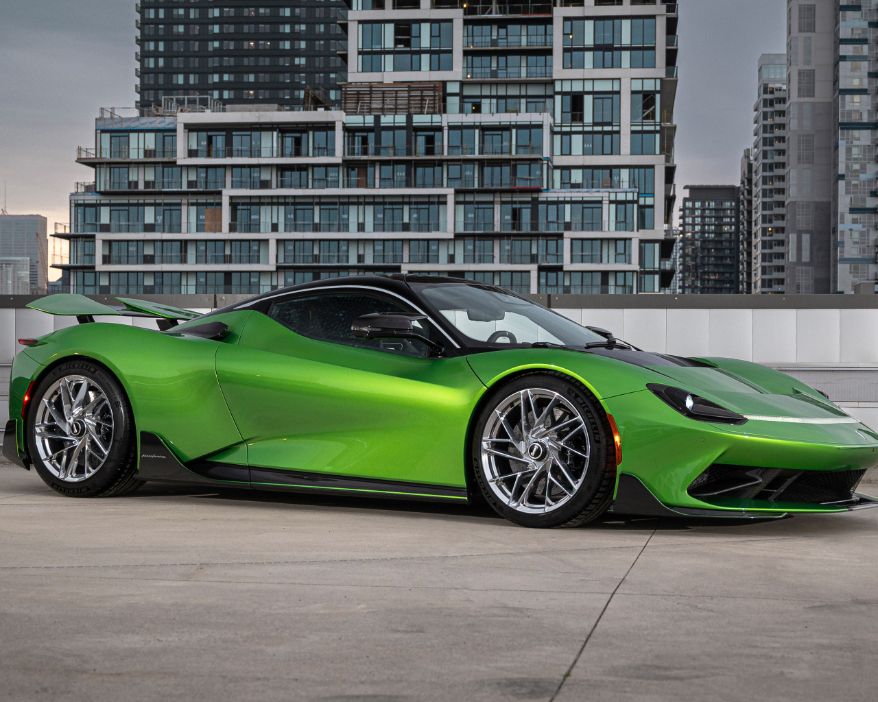 Зеленый автомобиль Pininfarina Battista Furiosa Package