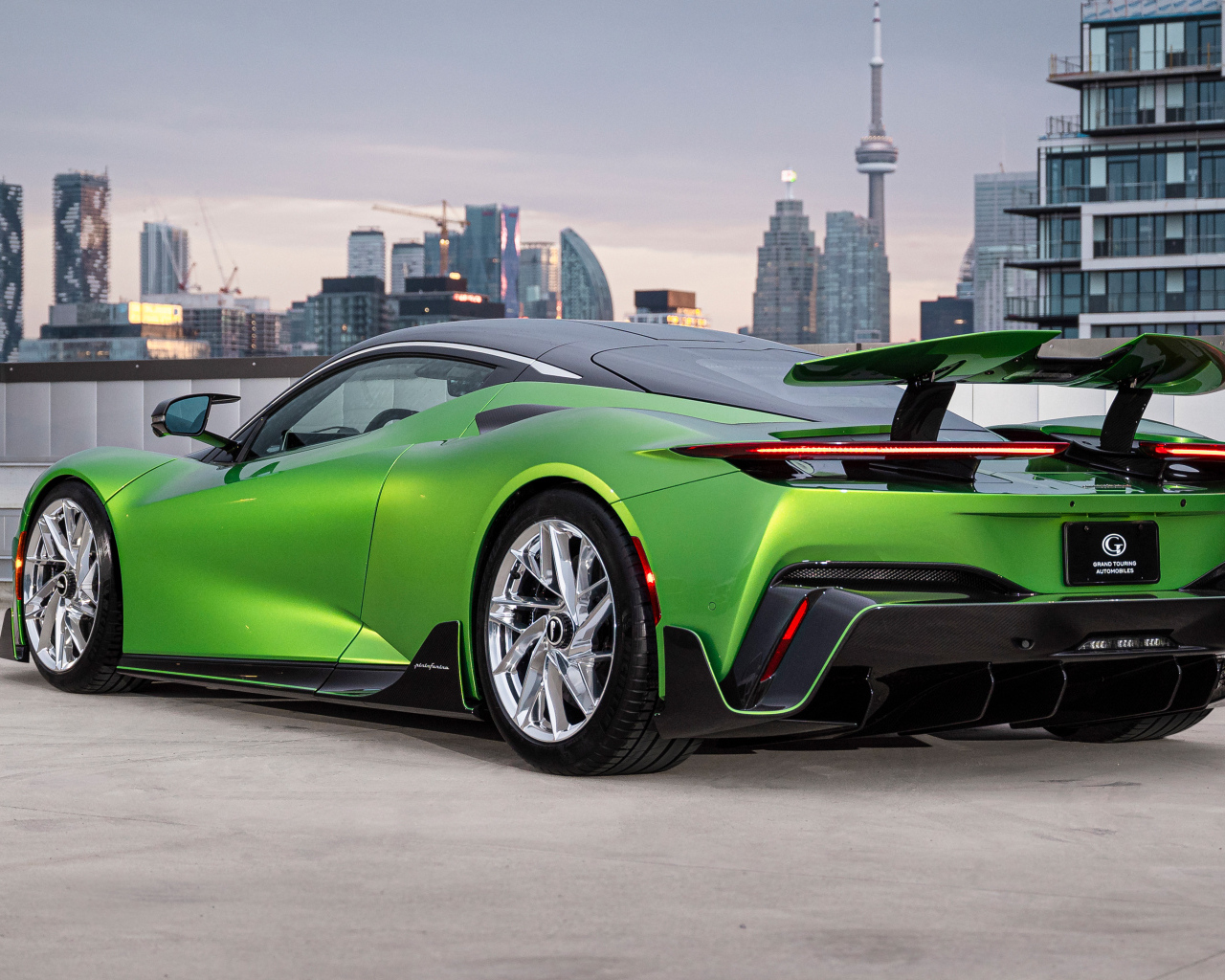 Зеленый автомобиль Pininfarina Battista Furiosa Package вид сзади