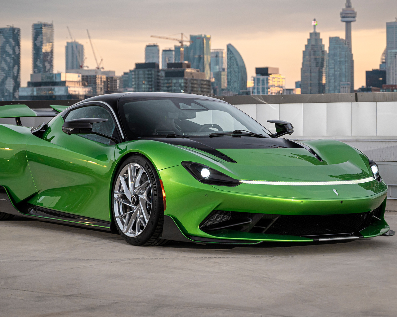 Зеленый быстрый автомобиль Pininfarina Battista Furiosa Package