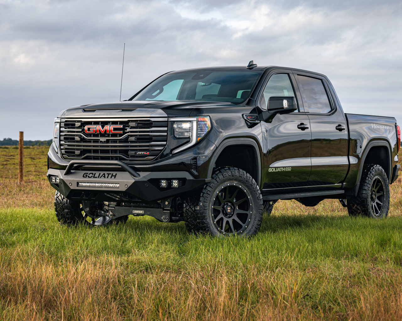 Большой черный пикап Hennessey Sierra Goliath 650 Off-Road