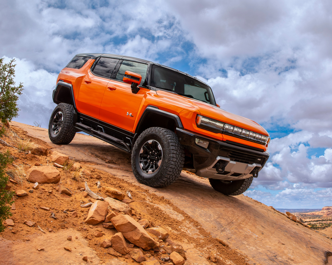 Оранжевый внедорожник GMC Hummer EV 2024 года