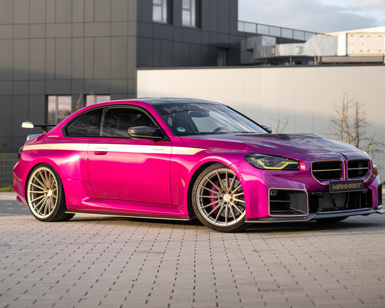 Розовый автомобиль Manhart MH2 GTR II 2024  года