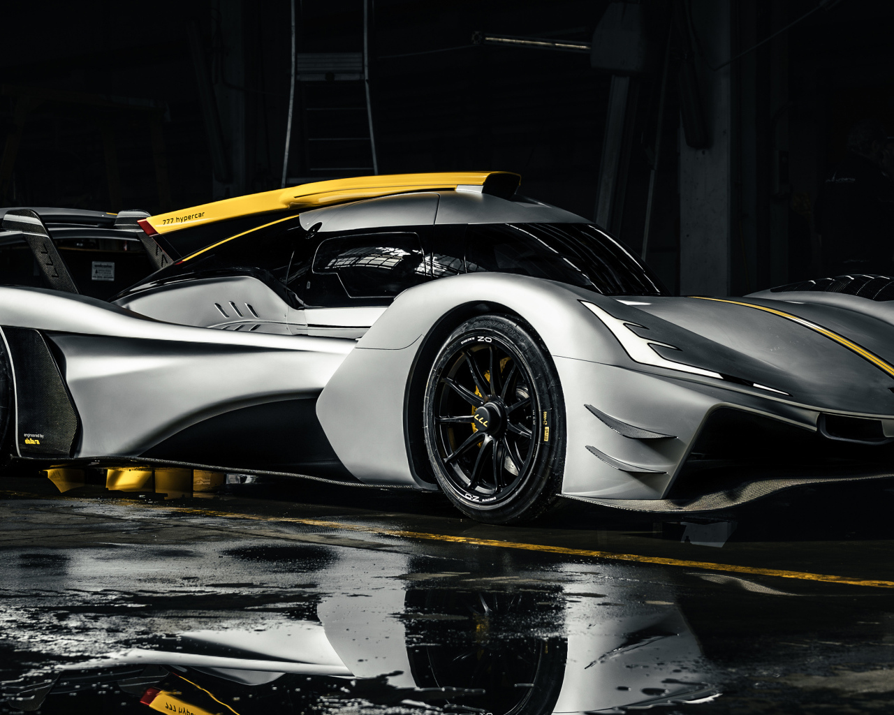 Гоночный Hypercar 777 на трассе