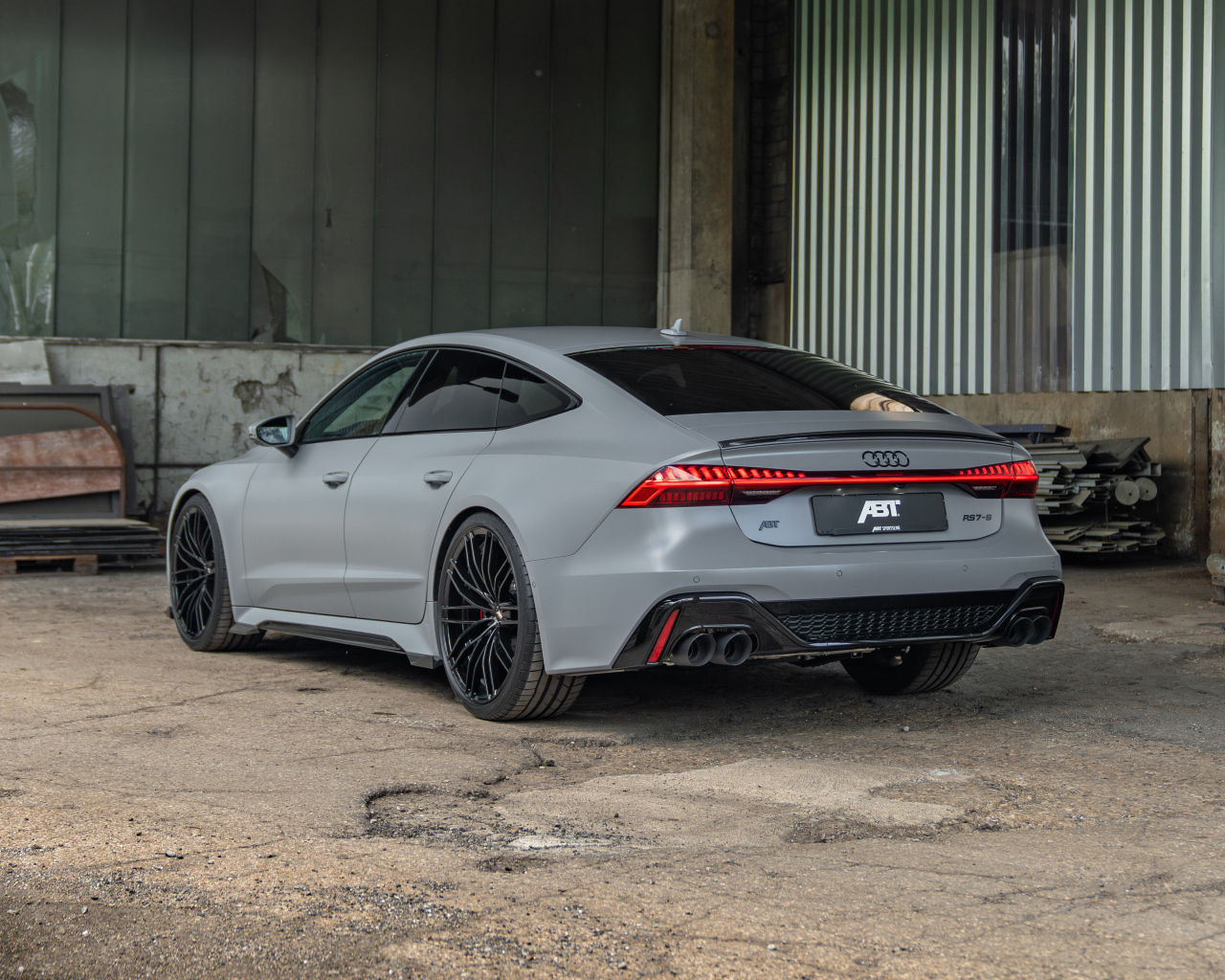 Вид сзади на автомобиль ABT RS7-S 2024 года