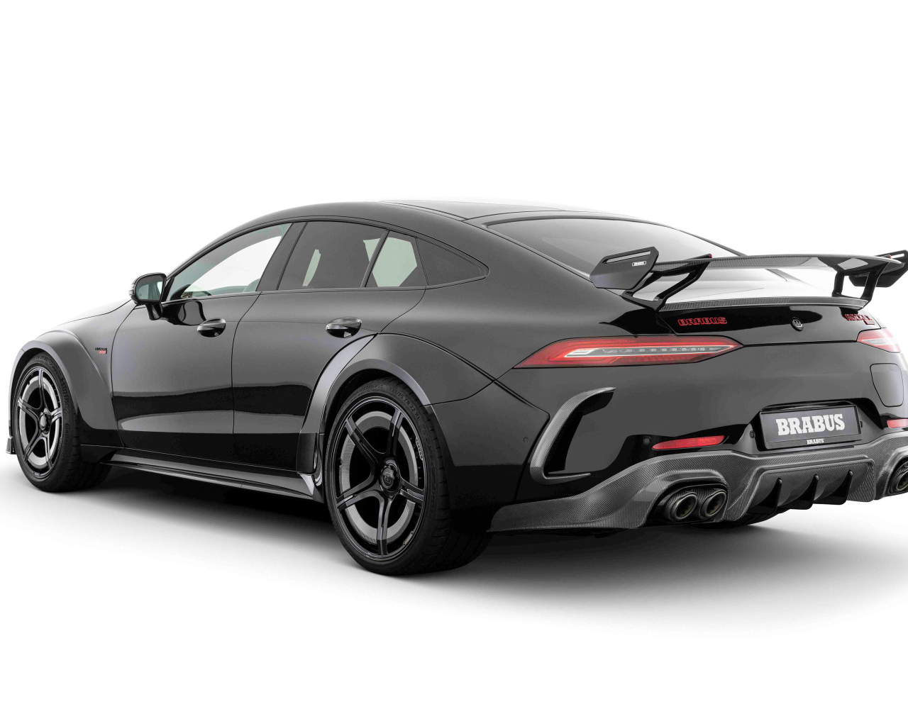 Вид сзади на автомобиль Brabus Rocket 1000 2024 года на белом фоне