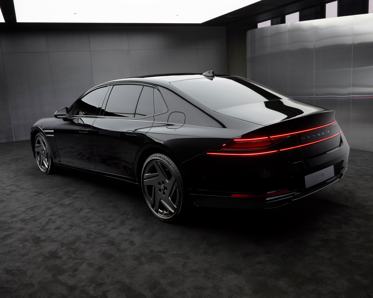Вид сзади на автомобиль Genesis G90 Black 2024  года