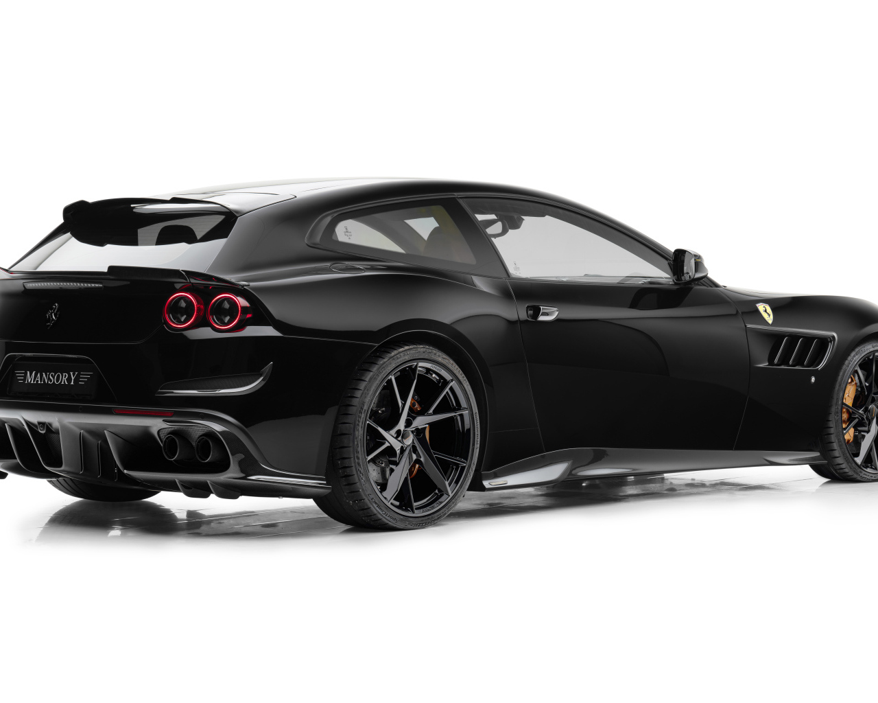 Вид сзади на черный автомобиль  Mansory Ferrari GTC4Lusso 2024 года