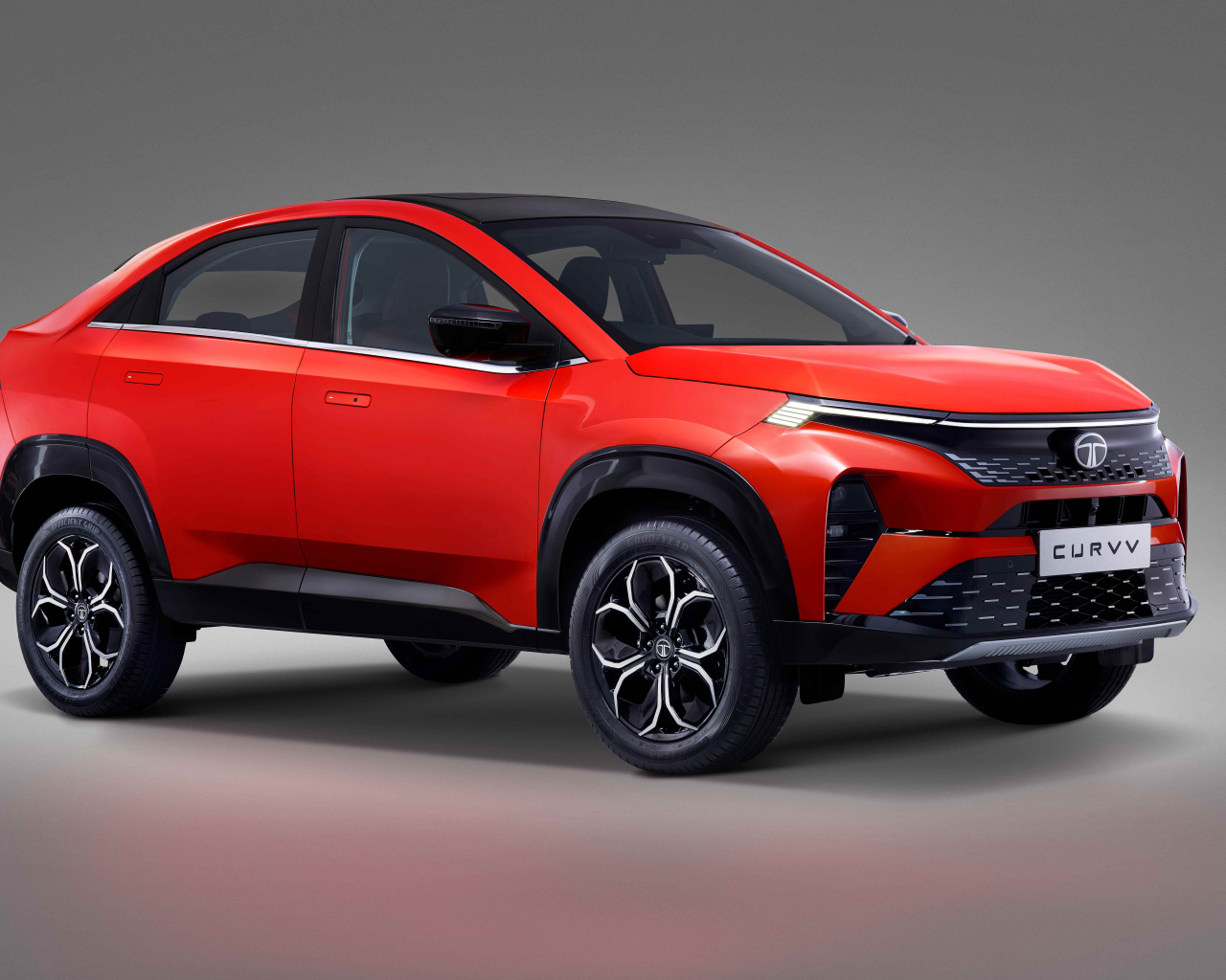 Красный автомобиль Tata Curvv Concept 2024 года