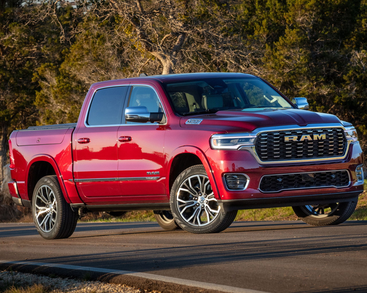 Красный пикап Ram 1500 Tungsten Crew Cab 2025 года
