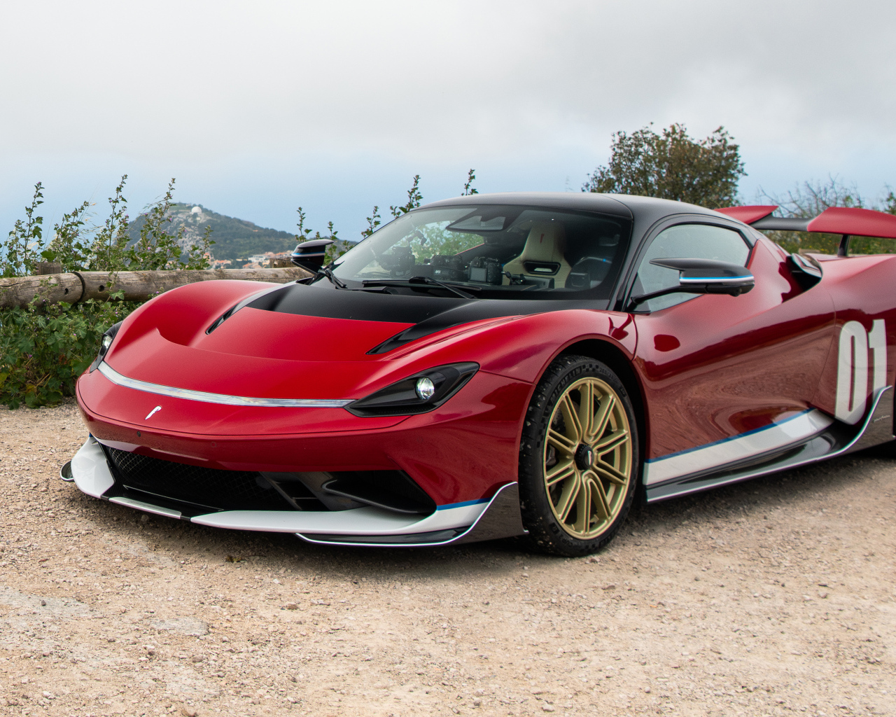 Красный автомобиль Pininfarina Battista Edizione Nino Farina