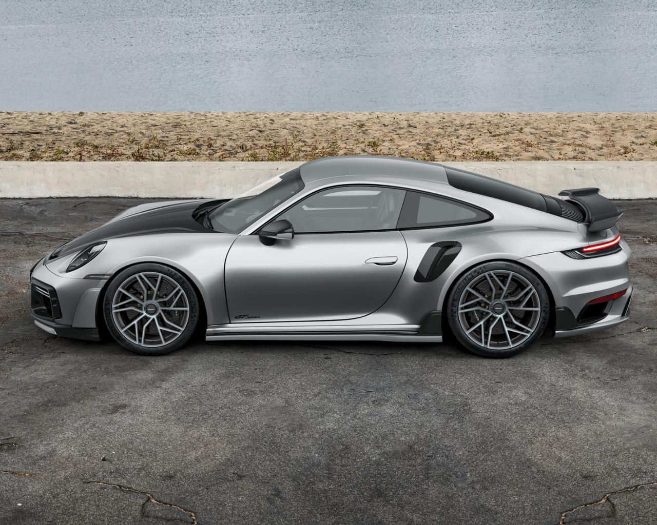 Вид сбоку на серебристый автомобиль TechArt GTsport 2024 года