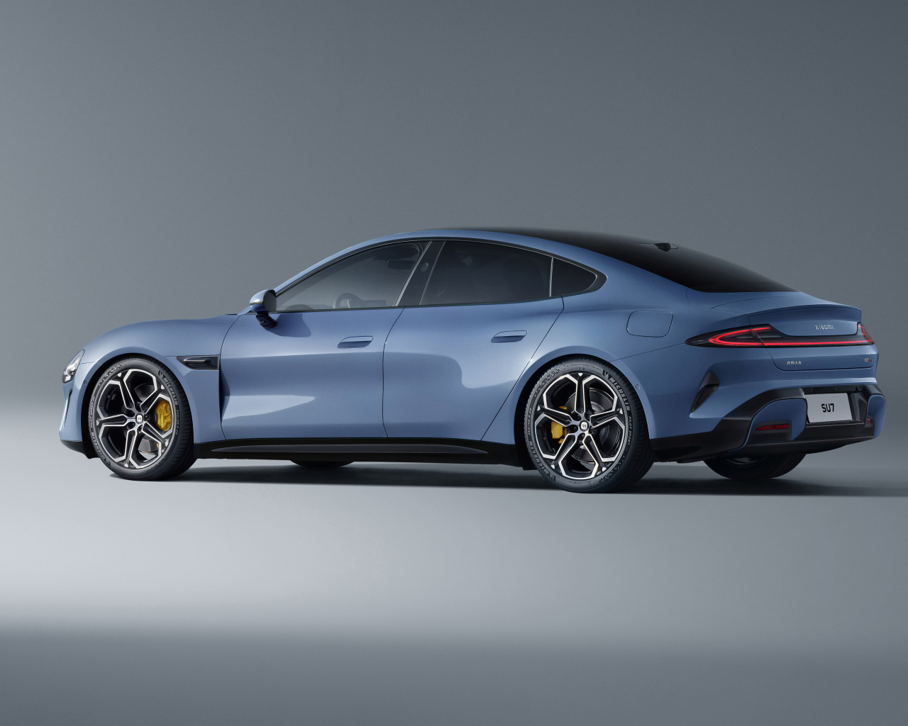 Вид сбоку на автомобиль Xiaomi SU7 Max 2024  года 