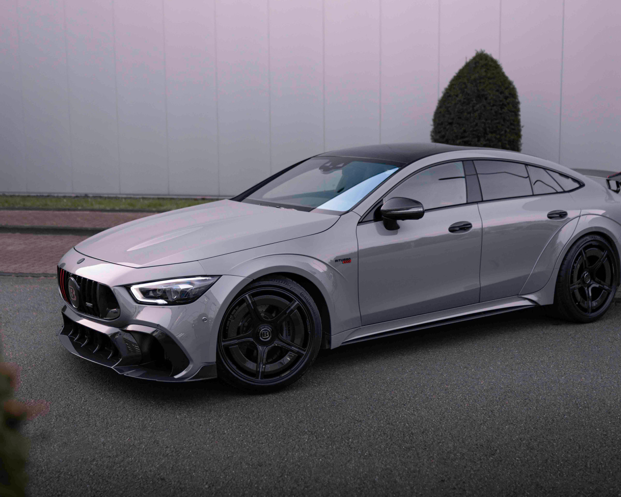 Серебристый автомобиль Brabus Rocket 1000 2024 года