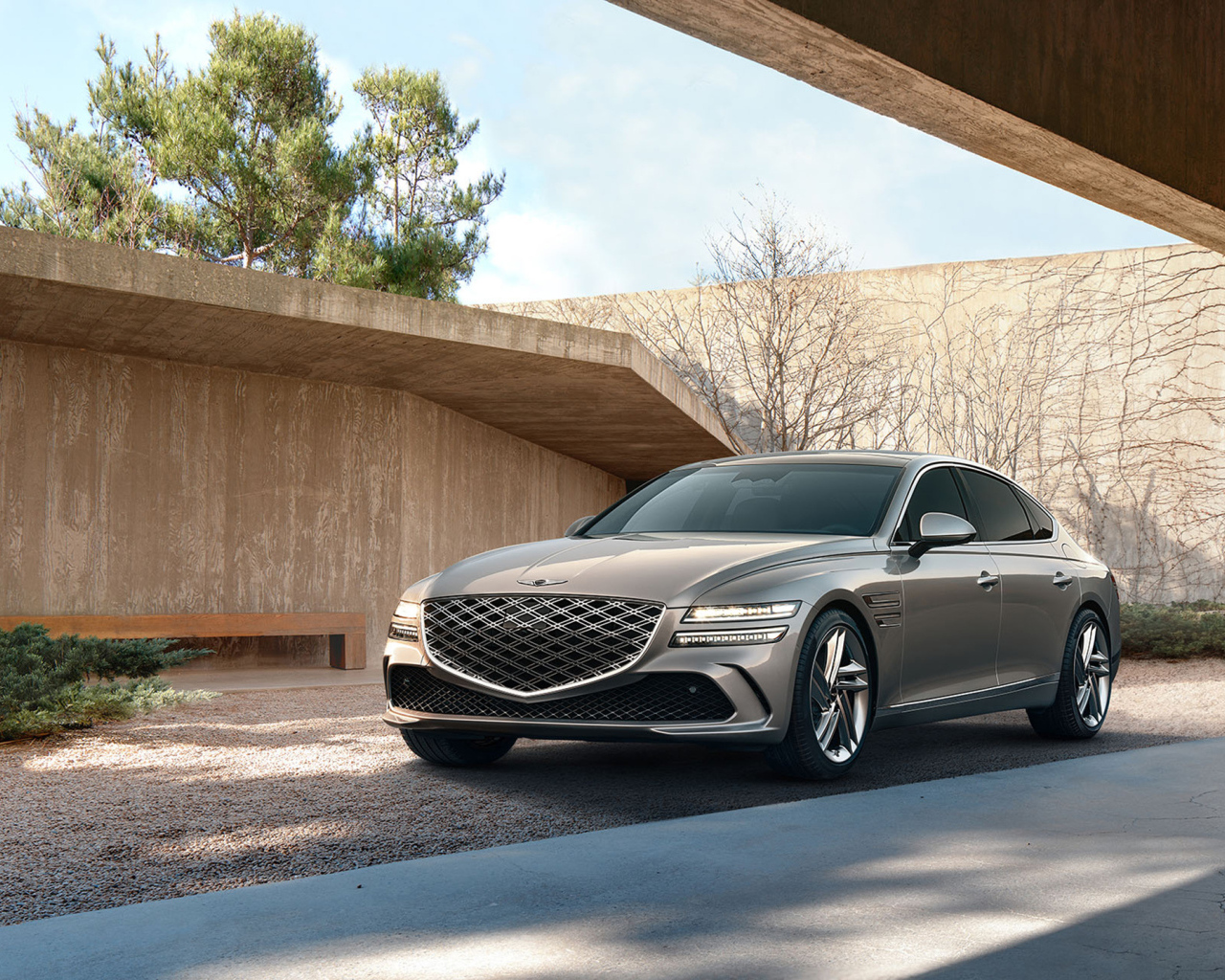 Серебристый автомобиль Genesis G80 AWD