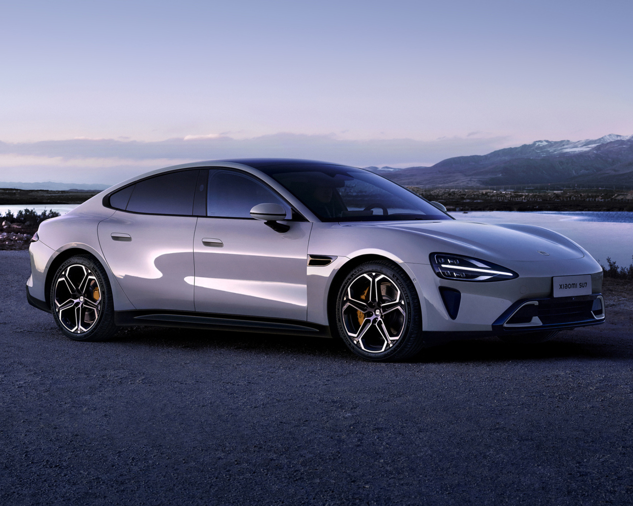 Серебристый автомобиль Xiaomi SU7 2024 года