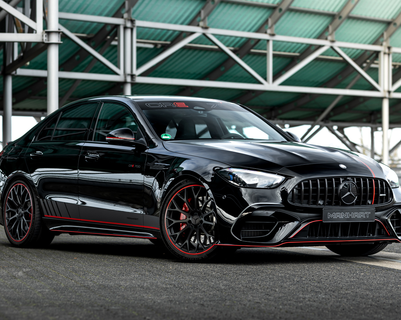Стильный черный автомобиль Manhart CRE 700 2024 года