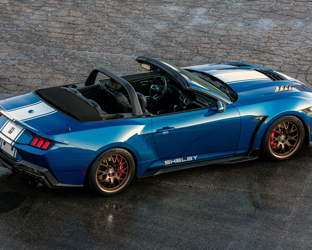 Вид сверху на автомобиль Shelby Super Snake Convertible 2024 года