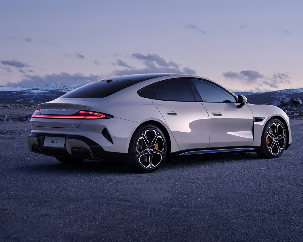 Автомобиль Xiaomi SU7 2024 года вид сзади