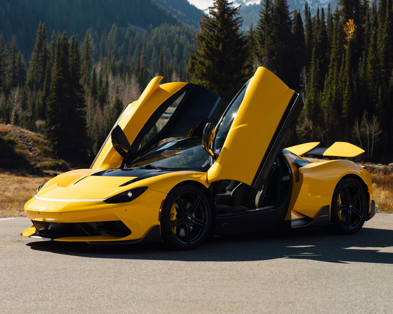 Желтый автомобиль Pininfarina Battista Furiosa Package  с открытыми дверями